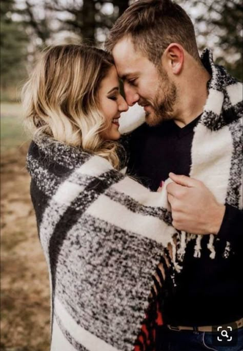 Couples Embracing, Winter Engagement Photos Outfits, Fall Couple Pictures, Fall Couple Photos, Winter Engagement Pictures, Wedding Couple Pictures, Engagement Shoot Outfit, Shooting Couple, Fall Couple