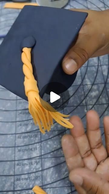 How To Make A Fondant Graduation Cap, Fondant Graduation Cap Tutorial, Graduate Hat Ideas, How To Make Graduation Hat, Graduation Hat Cake Topper, Graduation Cupcake Ideas, Graduation Cap Tutorial, Make Graduation Cap, Fondant Graduation Cap