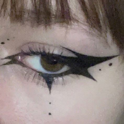 Cute Emo Eyeliner, Small Goth Eyeliner, Aesthetic Eyeliner Ideas, Ideas For Eyeliner, Unique Black Eyeliner Looks, Goth Eyeliner For Almond Eyes, Funky Black Eyeliner, Alternative Eyeliner Ideas, How To Do Goth Eyeliner