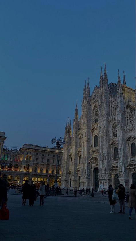 Milano Aesthetic, Minimalist Futuristic, London Sightseeing, Italy Vibes, Italian Aesthetic, Italy Aesthetic, City Aesthetic, Travel Inspo, Travel Aesthetic