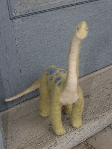 Needle felted Bronchiosaurus by feltAliza Needle Felted Dino, Needle Felted Lizard, Needle Felted Succulents, Felted Dinosaur, Dinosaur Needle Felt, Needle Felted Dinosaur, Needle Felted Cryptid, Making Felt, Felting Ideas