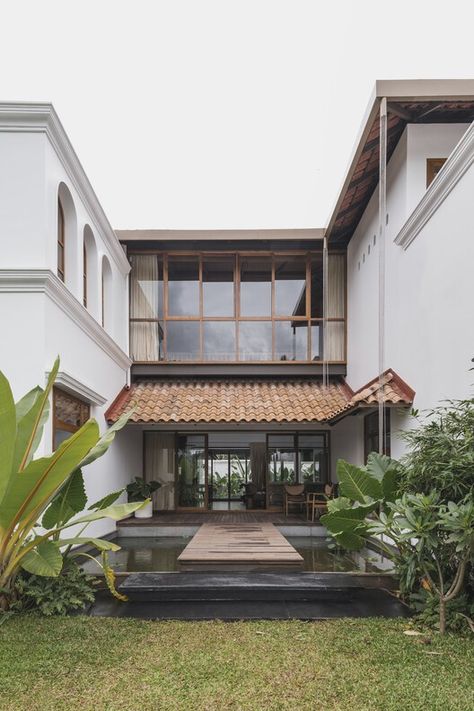 Lilly House / Aslam Sham Architects Tropical Residence Architecture, Tropical Contemporary House Exterior, Slope Roof House Design, Indian Traditional House, Slope Roof Design, Asian Houses, Asian House Design, Slope House Design, Bungalow Designs