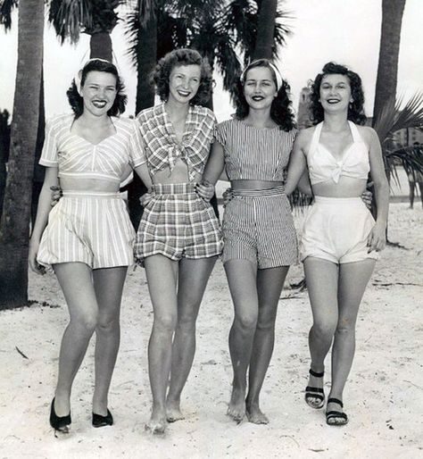 i need to find a 40's summer outfit like this! 40s Mode, Vintage Playsuit, Four Women, Fashion 1940s, Moda Retro, Vintage Swimwear, 1950s Style, Vintage Swimsuits, 40s Fashion