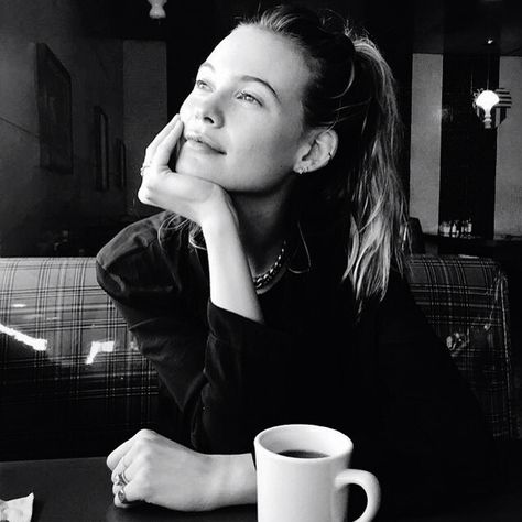 Pinterest:@hannahk2925 French Beauty Secrets, French Girl Aesthetic, Outfits Hijab, Aesthetic Clean, Messy Ponytail, Toni Garrn, Behati Prinsloo, Coffee Girl, French Beauty