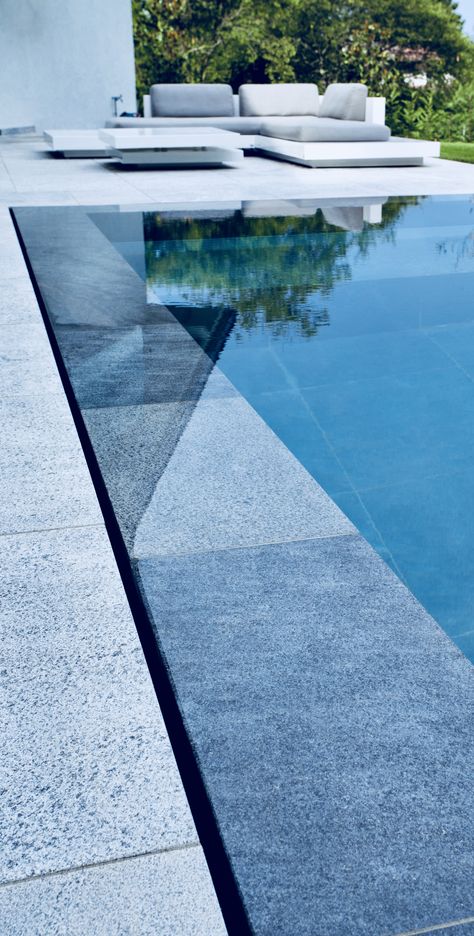 zero edge pool Moderne Pools, Taman Air, Piscina Interior, Swimming Pool Landscaping, Luxury Swimming Pools, Swimming Pool Tiles, Diy Swimming Pool, Pool Landscape Design, Cool Swimming Pools