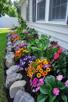 https://pin.it/6ORceNlvb Landscape Front Yard, Yard Garden Design, Backyard Flowers Beds, Rustic Landscaping, Front Yards Curb Appeal, Outside Plants, Flower Bed Designs, Front Garden Landscape, Flower Bed Ideas