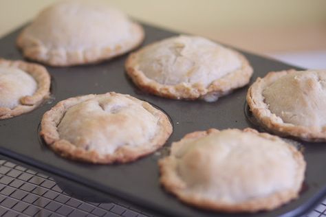 Pot Pie Muffins, Mini Pot Pies, Pie Muffins, Mini Chicken Pot Pies, Chicken Pot Pies, Muffin Tin Recipes, Pot Pies, Mini Apple, Muffin Tin