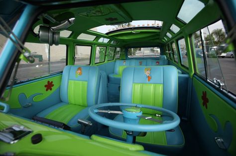 Empresa nos EUA customiza Kombi com inspiração no desenho animado Scooby-Doo    Scooby-Doo é um desenho animado americano produzido pela H... What's New Scooby Doo, Mystery Machine Van, Scooby Doo Mystery Inc, Car Aesthetics, Bus Conversions, Scooby Doo Mystery Incorporated, Cars Interior, Hippie Car, New Scooby Doo