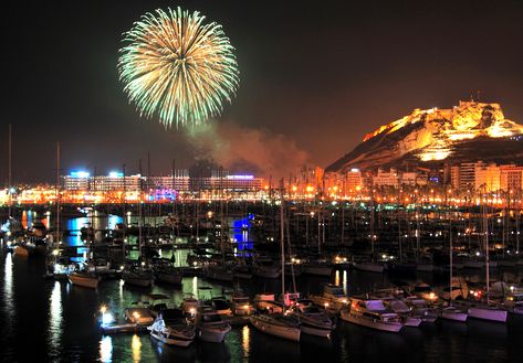 Disfruta de las Fiestas de San Juan a la luz de las hogueras. Te contamos la historia y consejos para vivir las fiestas de Alicante al máximo.  💌 #Alicante ➡️ Hogueras de San Juan, Alicante #viajar #viajes #turismo #travel Alicante, Opera House, New York Skyline, Sydney Opera House, Madrid, Spain, Restaurant, Hotel, Building