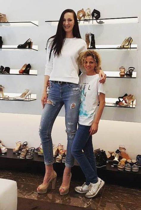 218cm In Those High Heelszaratustraelsabio Tall Girl Short Guy, Giant People, Amazon Girl, Tall People, Body Outfit, Long Tall Sally, Girls Rules, Tall Girl, Tall Women