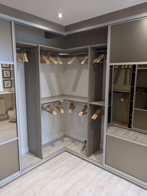 Wall In Wardrobe Ideas, Built In Dressing Room, Walking Wardrobe Design Bedroom, Close Room Designs, Corner Dressing Room Ideas, Dressing Room Design Sliding Door, Walk In Closet False Ceiling, Built In Corner Wardrobe Ideas, Dressing Room Storage Ideas