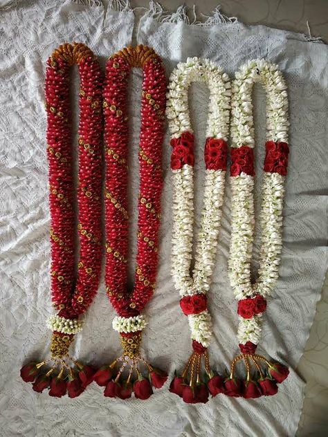 Wedding Malai Design Rose, Red Wedding Garland, Flower Mala For Engagement, Wedding Maalai For Red Saree, Garland For Red Saree, Var Mala Designs, Engagement Flower Mala, Wedding Haram Flower, Var Mala Indian Weddings