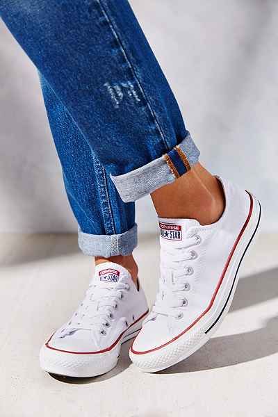 white shoes... perfect for any summer outfit!!! Top Sneakers Women, Walk In My Shoes, Sneaker Style, New Converse, White Converse, Winter Sneakers, Converse Sneakers, Converse Chuck Taylor All Star, Chuck Taylor Sneakers