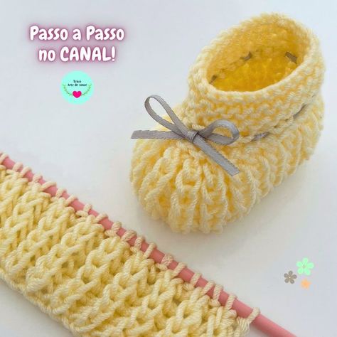 Passo a passo desse lindo sapatinho de tricô para bebê no Youtube! #tricoartedeamar #tricô #tricôfácil #sapatinhodetricofacil #sapatinhodebebêdetricô Crochet Mary Janes, Mittens Crochet, Baby Dance, Baby Booties Free Pattern, Baby Booties Knitting Pattern, Crochet Baby Sandals, Crochet Baby Shoes Pattern, Baby Sweater Patterns, Crochet Blanket Designs