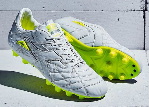 #football #soccer #futbol #footballboots #RobertoBaggio Diadora Match Winner Italy OG MDPU - White / Fluo Yellow Roberto Baggio, Soccer Boots, Liverpool Football Club, Football Shoes, Liverpool Football, Football Kits, Soccer Shoes, Soccer Cleats, Sports Gear