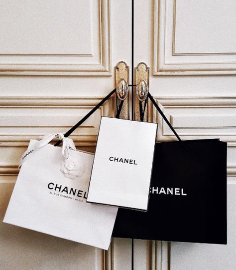 @romeevierhuis Korean Girl Style, Chanel Aesthetic, Boujee Aesthetic, Daphne Blake, Basic Fashion, Mode Chanel, Mia 3, Luxury Aesthetic, Classy Aesthetic