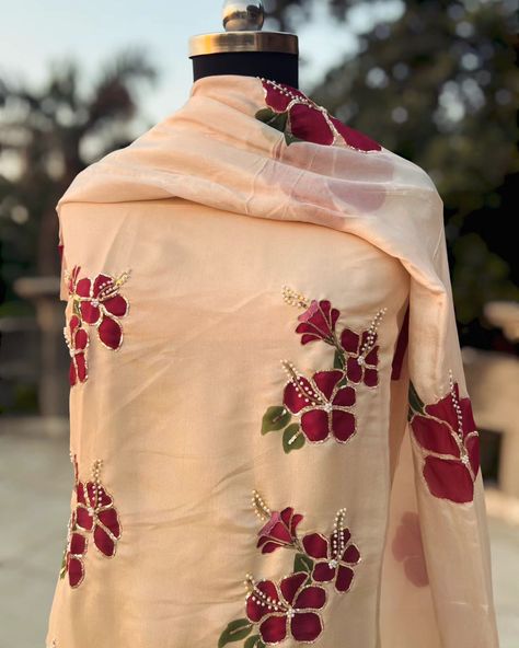 Radiating golden elegance with a touch of nature's beauty 🌺 Hibiscus florals handpainted on light golden semi silk suit with taby silk dupatta. Florals are enhanced with hand embroidery all over kurta and dupatta. Shop now @inaayatbyaastha DM or comment for more queries. #inaayatbyaastha #handpaintedsuits #fuschiapink #handpainteddupatta #handpainteddupattas #fashionlovers #trousseaushopping #giftideas #punjabisuits #organzadupatta #crepesuit #floralsuit #floraldupatta #shoplocal #smallbu... Painting Design On Suit, Paint On Suits Designs, Hand Painting Kurti Designs, White Suit Painting Design, Fabric Painting Suit Design, Painting On Dresses Design, Hand Embroidery On Suits, Fabric Painting And Embroidery, Painting Ideas On Dress