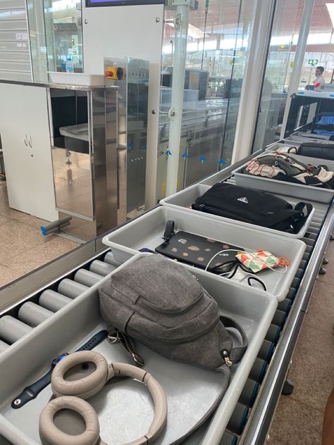 Airport Security Check, Miami Airport, Airport Aesthetic, Catch Flights, Airport Fits, Travel Picture Ideas, Airport Photos, Airport Security, Airport Travel