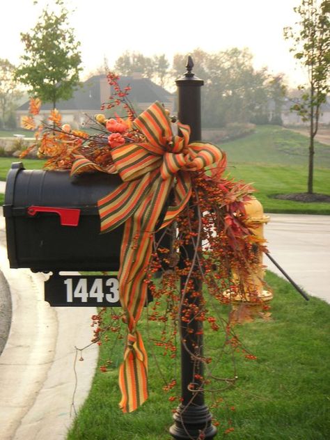 18 Fascinating Outdoor Fall Decorations That You Shouldn't Miss Fall Mailbox Decor, Christmas Tree Ribbon Garland, Diy Projects For Fall, Fall Mailbox, Thanksgiving Decorations Outdoor, Halloween Outdoor Decoration, Mailbox Decor, Fall Deco, Ribbon On Christmas Tree