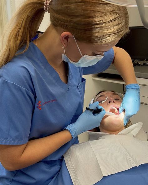 Dentist Woman Aesthetic, Dentist Girl Aesthetic, Female Dentist Aesthetic, Dentist Girl, Dentist Woman, Dentist Aesthetic, Pokemon Iris, Medical Inspiration, Dental Bibs