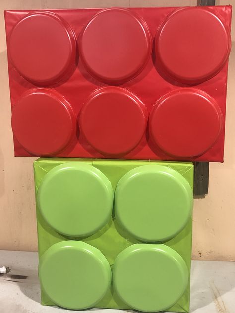 Big LEGO blocks made with carton boxes, wrap paper and plastic plates. Lego Blocks Ideas, Large Lego Blocks, Big Lego, Lego Blocks, Lego Birthday, Plastic Plates, Carton Box, Birthday Ideas, Wrapping Paper