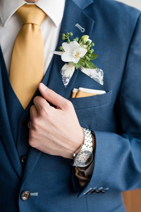 Navy Blue And Gold Suit, Gold And Blue Wedding, Blue Wedding Ideas, Navy Blue And Gold Wedding, Grooms Men, Blue Gold Wedding, Engagement Look, Bride’s Mother, Wedding Tux