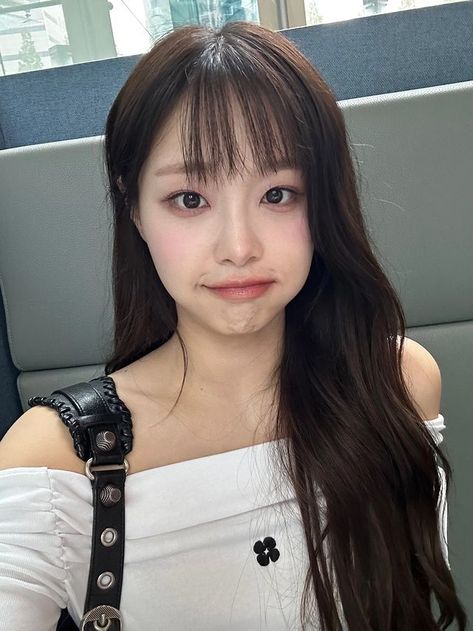 Chuu Loona, When You Smile, Heart Shaped Sunglasses, Odd Eyes, Makeup Trends, My Only Love, Cute Photos, Skin Makeup, Fashion Makeup