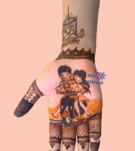 Rakhi Mehndi Designs For Brother Sister, Figur Mehndi, Brother Wedding Mehndi Design, Cartoon Mehendi, Anniversary Mehndi, Portrait Mehndi, Rakhi Mehndi, Engagement Mehendi, Engagement Design