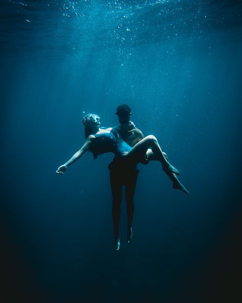 Underwater Photoshoot, Underwater Portrait, Image Couple, Underwater Art, Mermaid Aesthetic, Underwater Photos, Water Photography, Edit Your Photos, Poses References