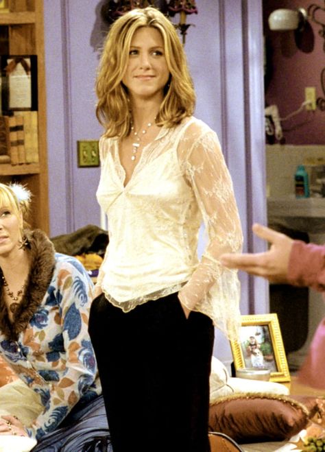 Rachel Green Wearing a White Lace Top on Friends 90s Lace Top, How To Be Rachel Green, Green Lace Top Outfit, Rachel Friends Outfits, White Lace Top Outfit, Lace Top Outfit White, Lace Top Outfit, Friends 90s, Estilo Rachel Green