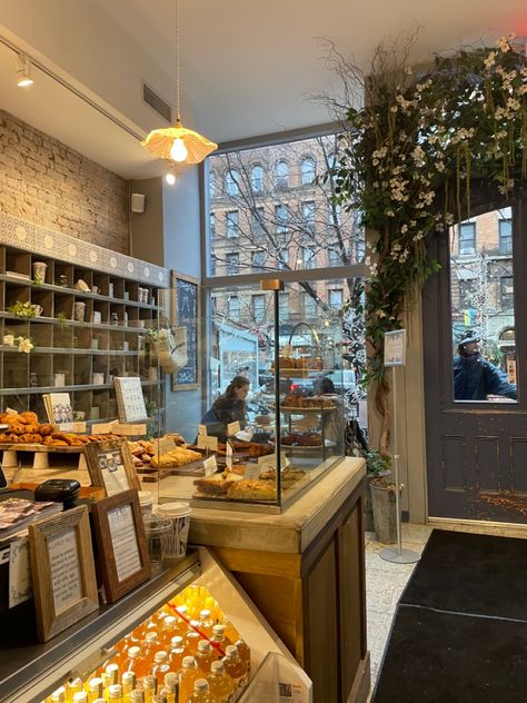 Cafe Aesthetic New York, Cafe Nyc Aesthetic, Cafe Inspo Aesthetic, Nyc Cafe Interior, Nyc Bakery Aesthetic, City Cafe Aesthetic, New York Cafes, Coffeeshop Aesthetic Cozy, Nyc Coffee Shop Aesthetic