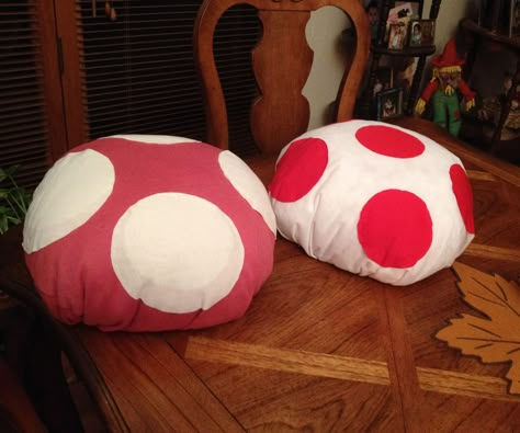 This is a super cheap and easy way to make a Mushroom hat for a toad and or toadette costume....or use white pom poms for Shroomboom [[Skylanders]] Diy Toadette Costume, Diy Mario Kart, Diy Mushroom Hat, Toadette Costume, Mario Costume Diy, Toad Mushroom, Mario Halloween Costumes, Toad Costume, Diy Mushroom