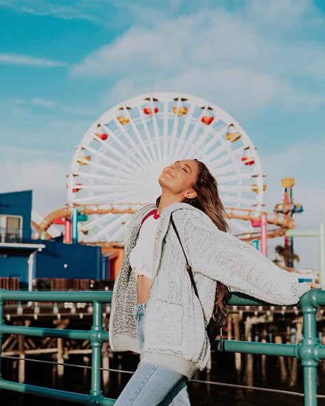 did you really go to santa monica pier if you didn’t take a photo in front of the ferris wheel 🎡 . . #santamonica #losangeles #ootd… Santa Monica Pier Photoshoot, Los Angeles Aesthetic Outfit, Los Angeles Trip, Los Angeles Photoshoot, Beach Fotos, Sarah Betts, Pier Santa Monica, Los Angeles California Photography, Parties Themes