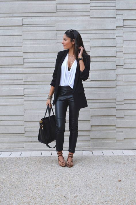 Collection Tendance: 20+ Idées tenue avec pantalon simili cuir noir (2020) #2020 #collection #idées #Mode #photos #TendancesMode #tenueavecpantalonsimilicuirnoir #top #vidéos 70 Outfits, Look Legging, Leather Pants Outfit, 30 Outfits, Blazer Outfit, Lace Up Flats, Cute Fall Outfits, Fall Street Style, Faux Leather Pants