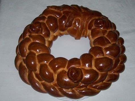 Kalach – is ritual bread. It is considered to be one of the main attributes on weddings and some other Ukrainian feasts. Kalach is usually baked in the form of oval with a hole in the middle. It is mostly popular in the West Ukraine, while korovai is famous in other Ukrainian regions. Ukrainian Wedding Bread, Wedding Bread, Ukrainian Wedding, Ukrainian Christmas, Old Cartoon Characters, National Festival, Christmas Bread, Bread Sticks, Braided Bread