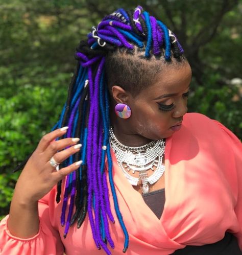 20 Playful Ways to Wear Yarn Dreads Diy Crochet Wig, Black Braided Hairstyles Updos, Yarn Braids Styles, Brazilian Wool Hairstyles, Yarn Dreads, Dreads Hairstyles, Faux Dreads, Braids With Shaved Sides, New Natural Hairstyles