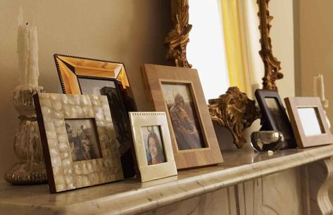 Mantle Decor With Pictures, How To Decorate A Fireplace Mantel, Elegant Mantel, Picture Arrangements, Fireplace Pictures, Family Picture Frames, Photo Frame Display, Fireplace Mantle Decor, Display Family Photos