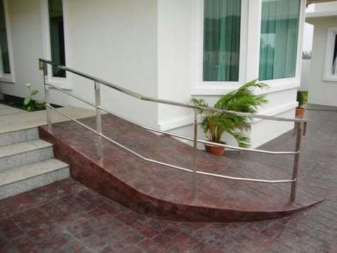 Ramp idea Disabled Ramps, Porch With Ramp, Wheelchair Ramp Design, Outdoor Ramp, Accessible House, Ramp Stairs, Second Story Deck, Ramp Design, Access Ramp