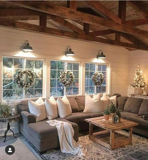 Cozy Farmhouse Living Room, Furnitur Ruang Keluarga, Cabin Living Room, Farmhouse Living Room Decor Ideas, Rustic Farmhouse Living Room, Modern Farmhouse Living, Cabin Living, Modern Farmhouse Living Room, Farmhouse Living Room