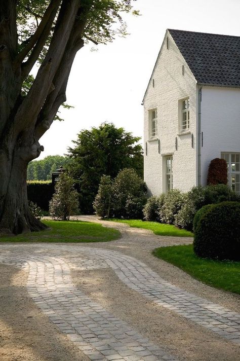 Decomposed granite ribbon driveway curb appeal ; Gardenista Brick Driveway, Decomposed Granite, Driveway Entrance, Driveway Design, Driveway Landscaping, Paver Driveway, Garden Deco, Design Exterior, Front Garden