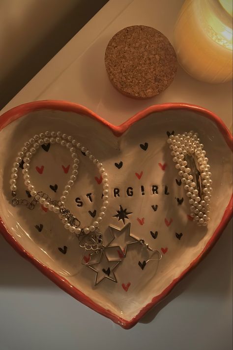 Heart Pottery Plate, Heart Plate Pottery, Lana Del Rey Ceramic, Heart Pottery Painting Ideas, Clay Crafts Heart, Heart Plate Pottery Painting, Clay Plates Ideas, Heart Clay Ideas, Pink Clay Ideas