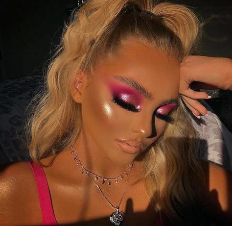 The Most Flattering Eye Makeup Trends Everyone Can Pull Off Rave Eye Makeup, Eye Makeup Trends, Festival Eye Makeup, Pink Glitter Makeup, Festival Makeup Rave, Pink Eyeshadow Look, Bright Eye Makeup, 25mm Lashes, Carnival Makeup