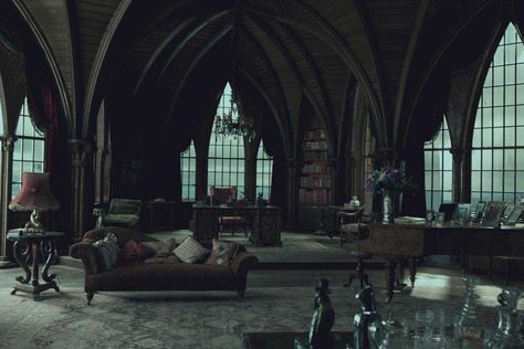 A gothic sitting room. [1800x1200] Slytherin Common Room, Casa Fantasy, Citate Harry Potter, Green Academia, Gothic Interior, Slytherin Pride, Dark Green Aesthetic, Slytherin House, Hogwarts Aesthetic