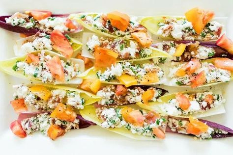 Plate of BLT Endive Bites #reluctantentertainer Endive Appetizers, Blt Bites, Endive Recipes, Endive Salad, Mini Appetizers, Light Appetizers, Quick Appetizers, Appetizer Bites, Honey Recipes