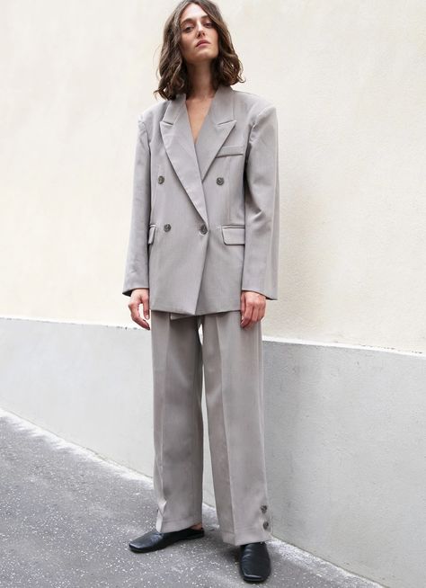 Bow Blouse Outfit, Minimal Clothing, Grey Suit Jacket, Trendy Suits, Leopard Print Shirt, Frankie Shop, Brown Suits, Suit Women, Minimal Outfit