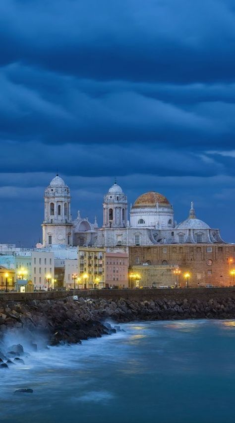 Te cuento todo sobre la catedral de Cádiz, y al final, te sorprenderás con algo inimaginable ¿Qué te apuestas? Spain Cadiz, Summer Court, Cadiz Spain, Andalucia Spain, Andalusia Spain, Seville Spain, Voyage Europe, Spain And Portugal, Cadiz