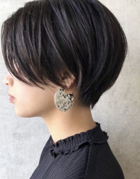 Elegant Short Hair, Short Hair Back, Short Hair Highlights, Angled Bob Hairstyles, Cool Short Hairstyles, Hair And Makeup Tips, Asian Short Hair, Hair Inspiration Short, Short Hair Trends