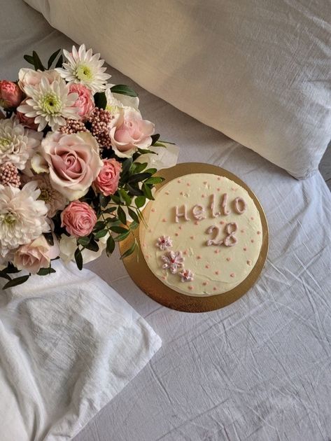 28 Th Birthday Cake, 28th Birthday Aesthetic, 28 Birthday Aesthetic, 28 Th Birthday Ideas, Happy 28 Birthday, 26 Birthday Ideas For Her, 28 Cake Birthday, Vogue Birthday Party, Birthday Photo Ideas At Home