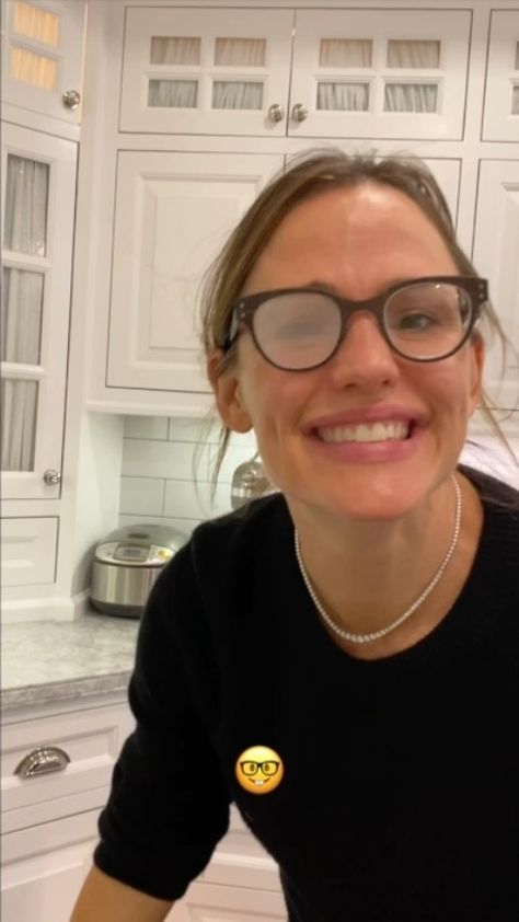 23.1k Likes, 600 Comments - Jennifer Garner (@jennifer.garner) on Instagram: “How can I own so many cookbooks (pretty pictures 😬) and cook so few things. How. Why?? 😩 Possible…” Jennifer Garner Pizza Sauce, Jenifer Gardner, Ina Garten Chicken Chili, Jennifer Garner Photoshoot, Jennifer Garner Young, Alias Jennifer Garner, Jennifer Garner Selfie, Jennifer Garner Family Switch, Jen Garner