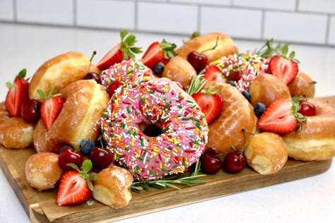 #donutparty#brunch#breakfast#sweetplatter Donut Breakfast Board, Donut Platter Display, Doughnut Charcuterie Board, Donut Charcuterie Board Ideas, Donut Charcuterie Board, Donut Platter, Doughnut Board, Brunch Charcuterie, Donut Board